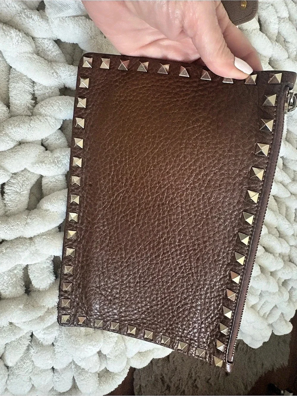 Valentino Garavani Rockstud Large Flat Pouch Clutch in Brown